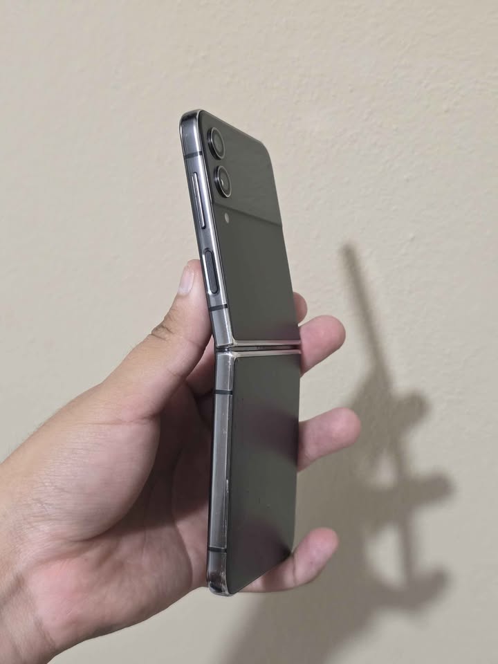 Samsung Zflip4 Libre Solo Esim, Tiene Detalles. 256gb De Almacenamiento 8gb De Ram