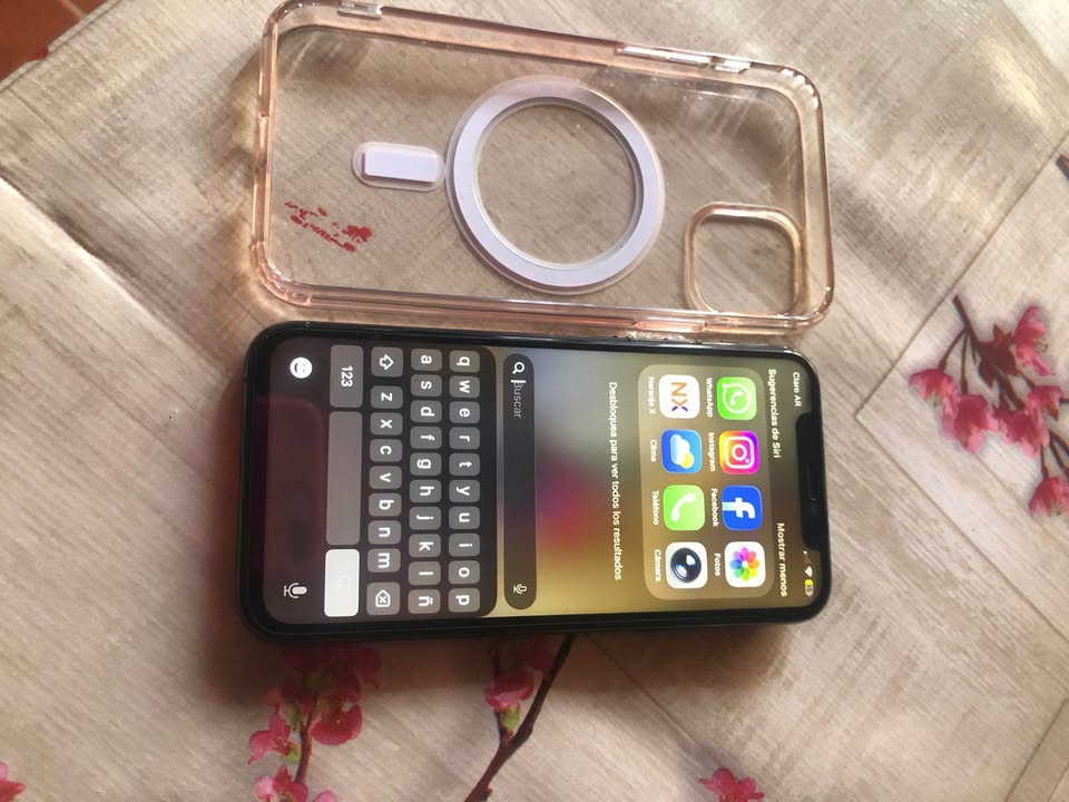 iPhone 11pro libre sin detalles $310.000 soy de lomas de Zamora batería al 85%