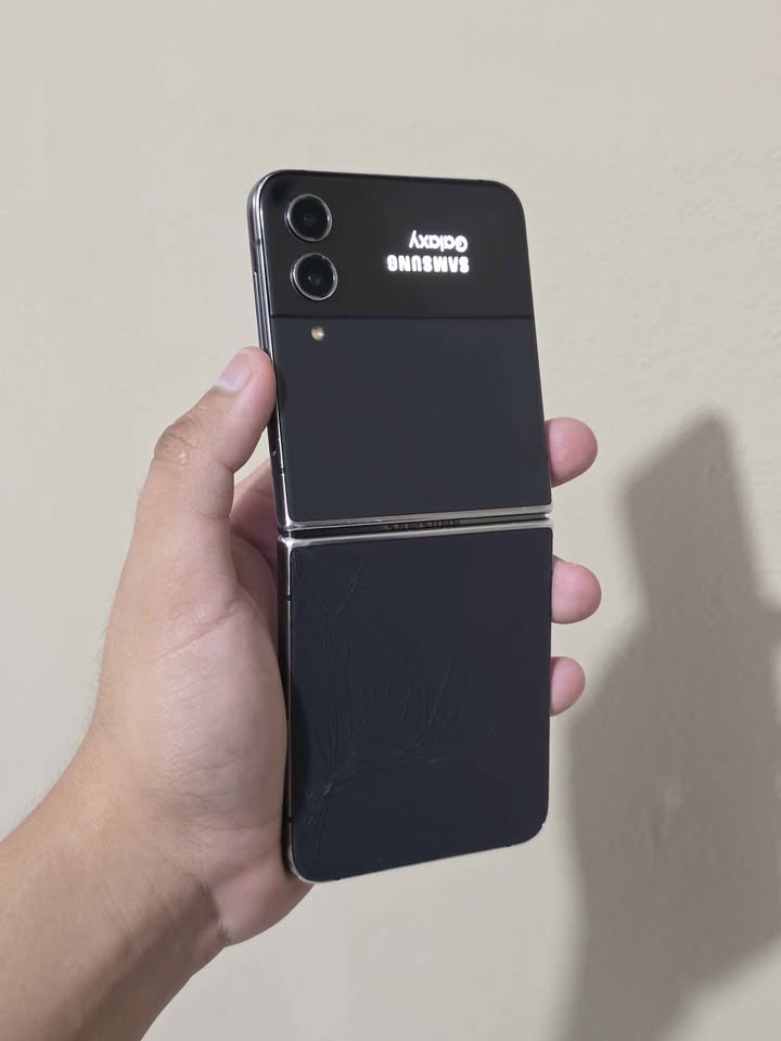 Samsung Zflip4 Libre Solo Esim, Tiene Detalles. 256gb De Almacenamiento 8gb De Ram