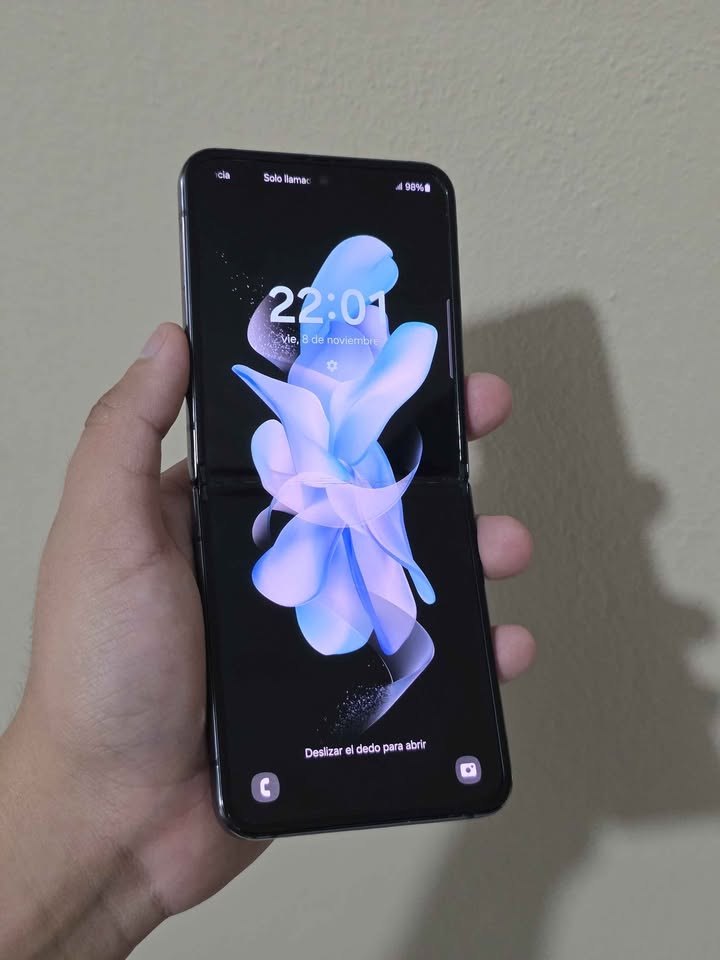Samsung Zflip4 Libre Solo Esim, Tiene Detalles. 256gb De Almacenamiento 8gb De Ram