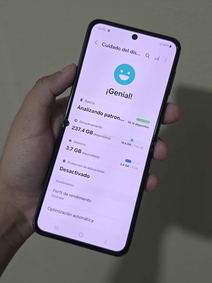 Samsung Zflip4 Libre Solo Esim, Tiene Detalles. 256gb De Almacenamiento 8gb De Ram