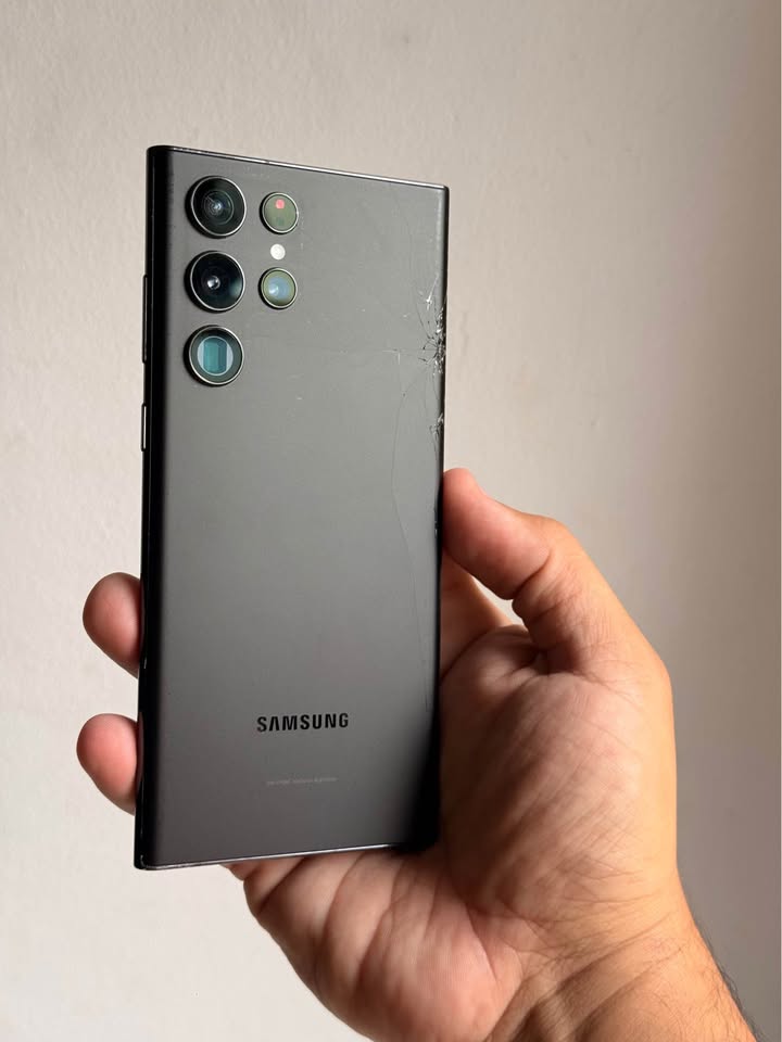Vendo Samsung S22 ultra 256gb 12ram libre , detalle tapa , NO PERMUTO