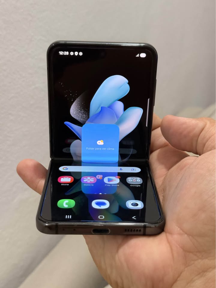 Vendo Samsung Z flip 4 libre 128gb 8ram impecable, NO PERMUTO