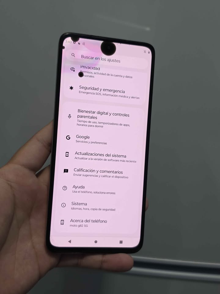 Moto g82 5g a wifi y detalles en la pantalla,128gb de almacenamiento 6gb de ram.