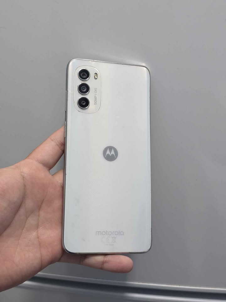 Moto g82 5g a wifi y detalles en la pantalla,128gb de almacenamiento 6gb de ram.