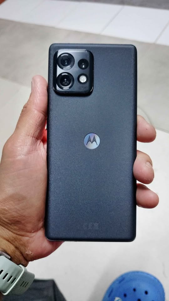 Vendo o permuto edge 40 pro libre de esim leer descripción