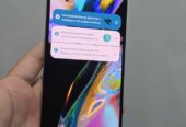 Moto g82 5g a wifi y detalles en la pantalla,128gb de almacenamiento 6gb de ram.
