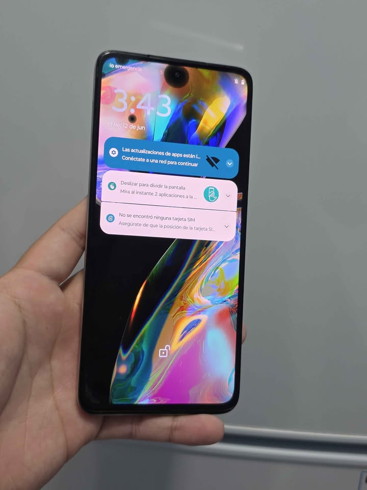 Moto g82 5g a wifi y detalles en la pantalla,128gb de almacenamiento 6gb de ram.