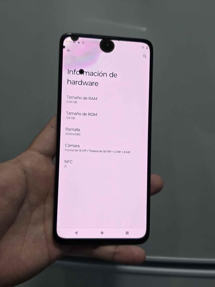 Moto g82 5g a wifi y detalles en la pantalla,128gb de almacenamiento 6gb de ram.