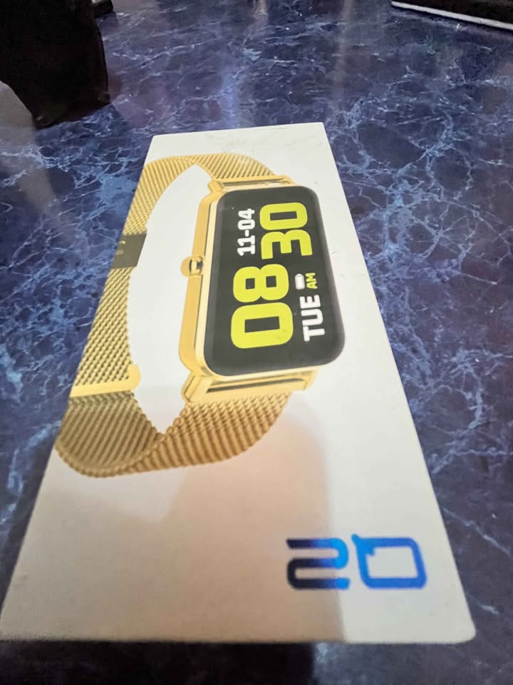 Oppo a60 256. ( líquido ) Y de yapa relog digital