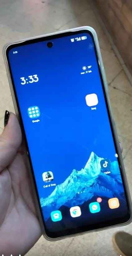 Oppo a60 256. ( líquido ) Y de yapa relog digital