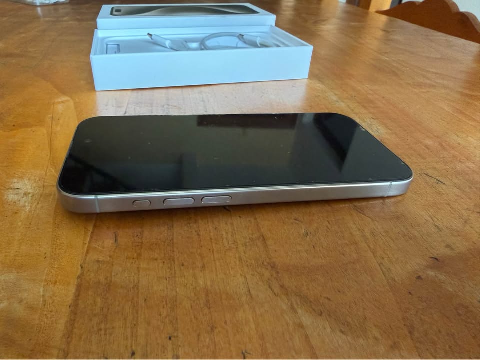 iPhone 15 Pro 256GB original Apple – impecable 85% batería con caja y cable