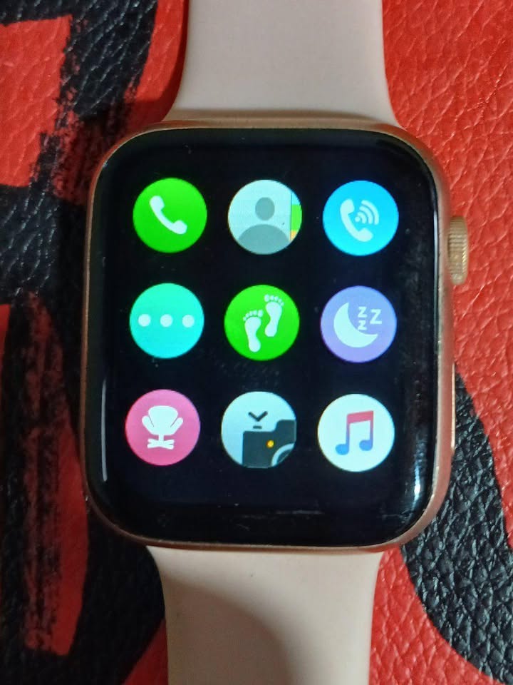 Vendo reloj inteligente con varias mayas andando bien con todas su funciones precio el publicado