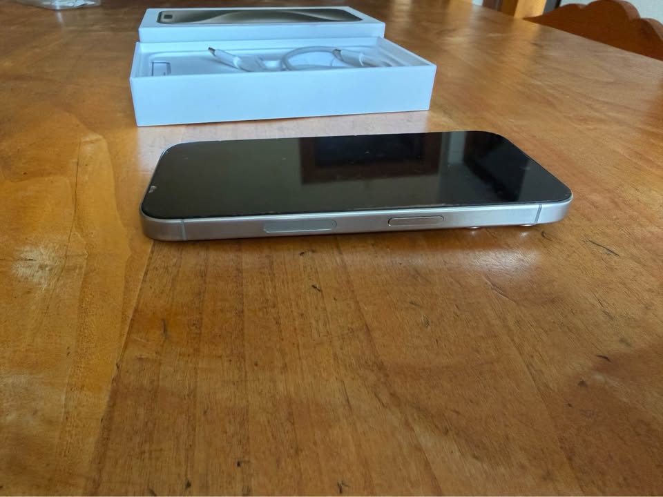 iPhone 15 Pro 256GB original Apple – impecable 85% batería con caja y cable
