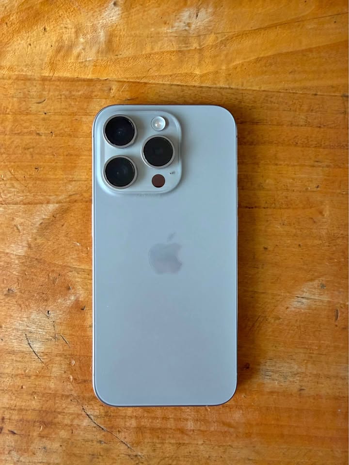 iPhone 15 Pro 256GB original Apple – impecable 85% batería con caja y cable