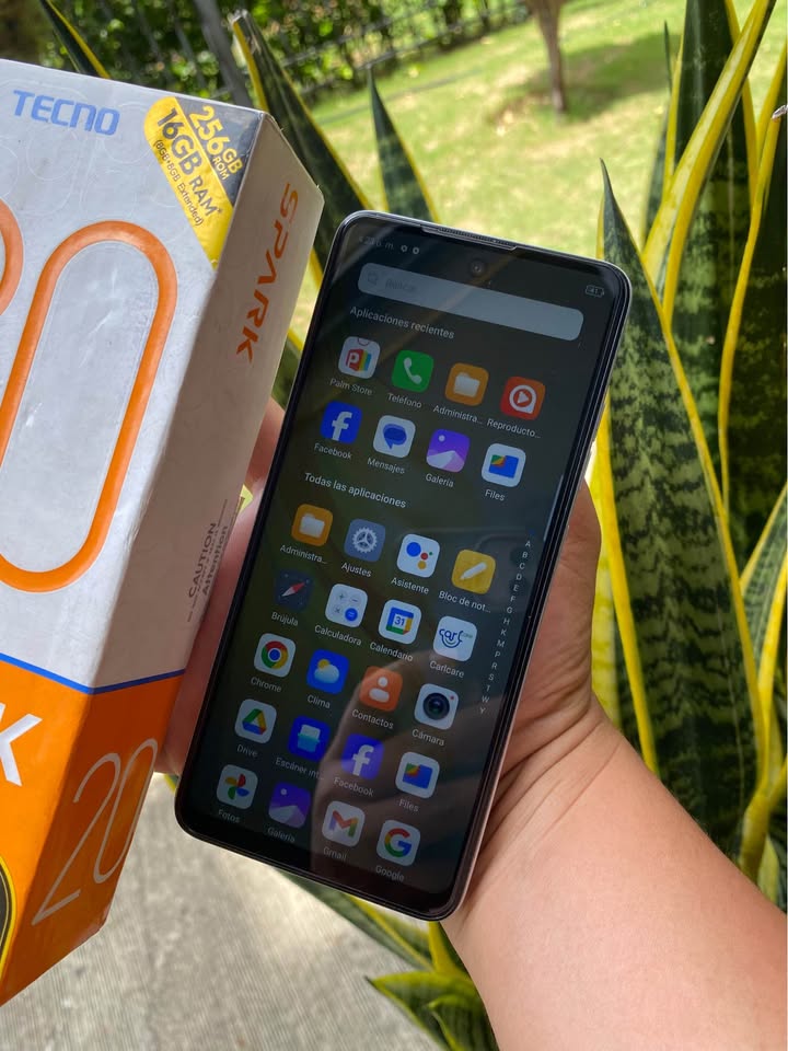 TECNO SPARK 20 256 GB $300.000