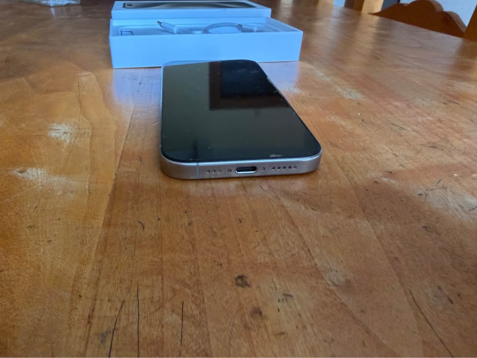 iPhone 15 Pro 256GB original Apple – impecable 85% batería con caja y cable