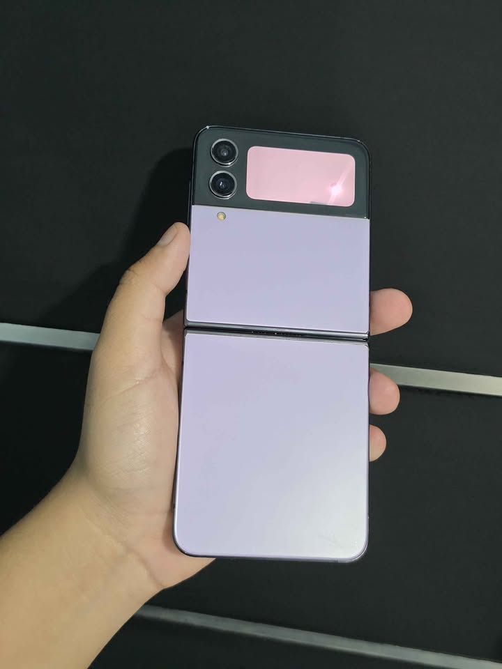 Samsung Zflip4 Libre de fabrica para cualquier empresa solo esim 256gb de almacenamiento 8gb de ram