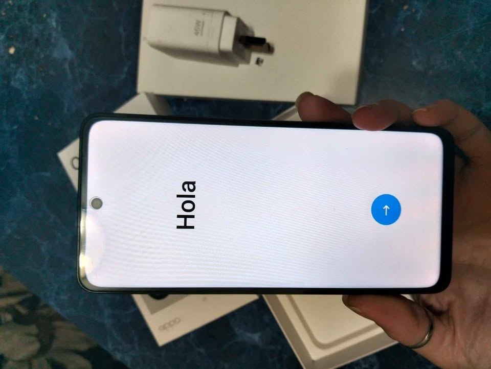 Oppo A60 una nave espacial más relog digital