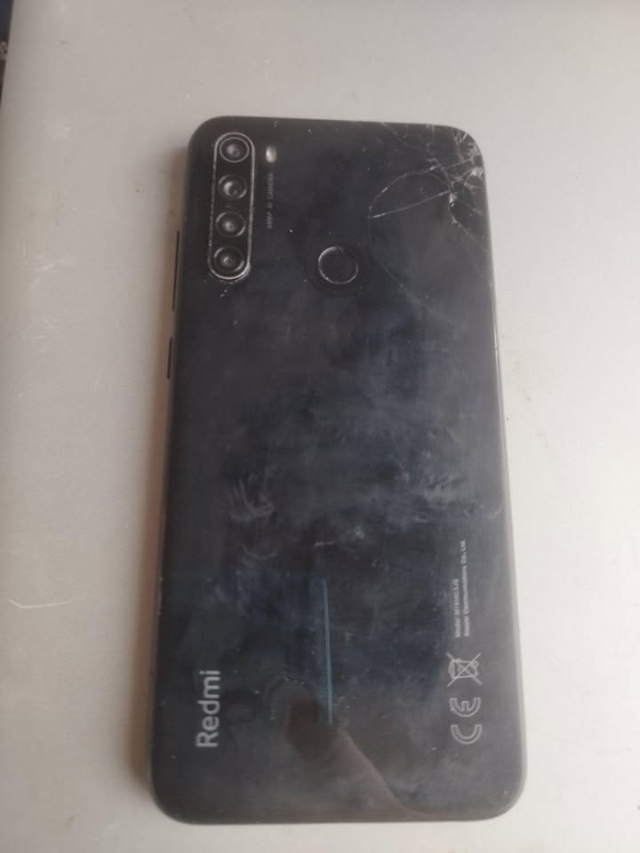 Vendo Redmi Note 8 Libre está como en foto detalle no anda la camara de adelante 50mil pesos