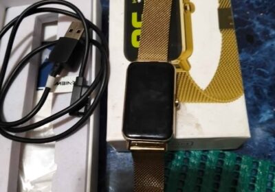 Oppo A60 una nave espacial más relog digital