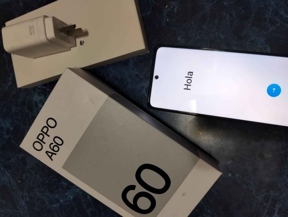 Oppo A60 una nave espacial más relog digital