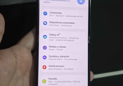 Samsung Zflip4 Libre de fabrica para cualquier empresa solo esim 256gb de almacenamiento 8gb de ram