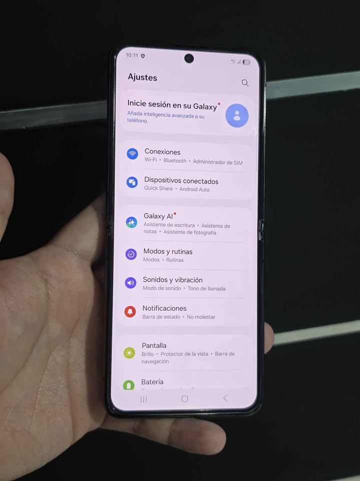 Samsung Zflip4 Libre de fabrica para cualquier empresa solo esim 256gb de almacenamiento 8gb de ram