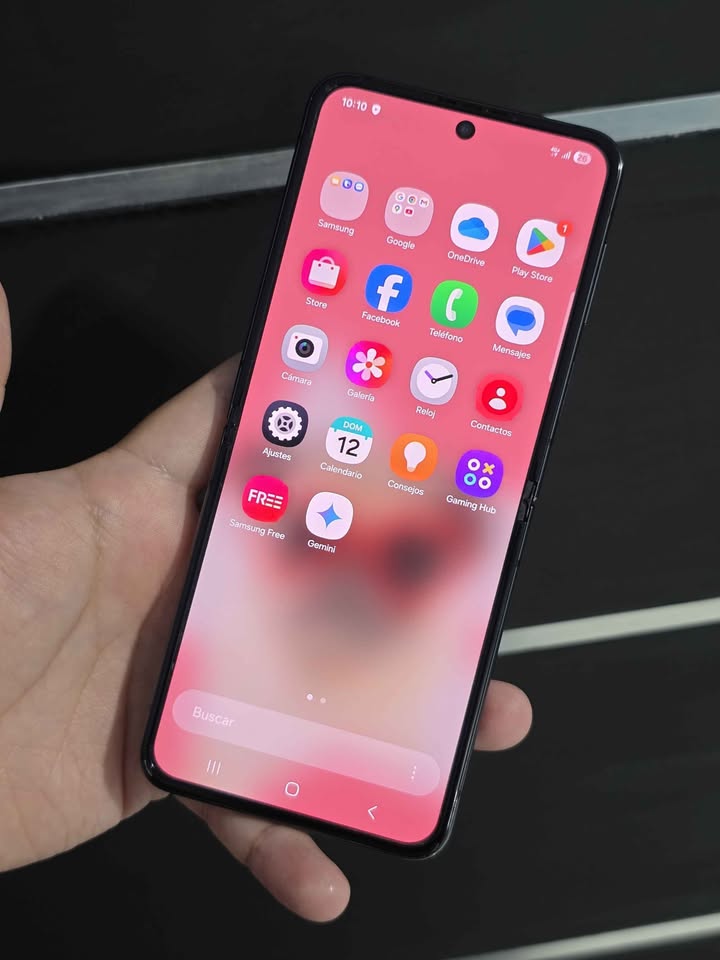 Samsung Zflip4 Libre de fabrica para cualquier empresa solo esim 256gb de almacenamiento 8gb de ram