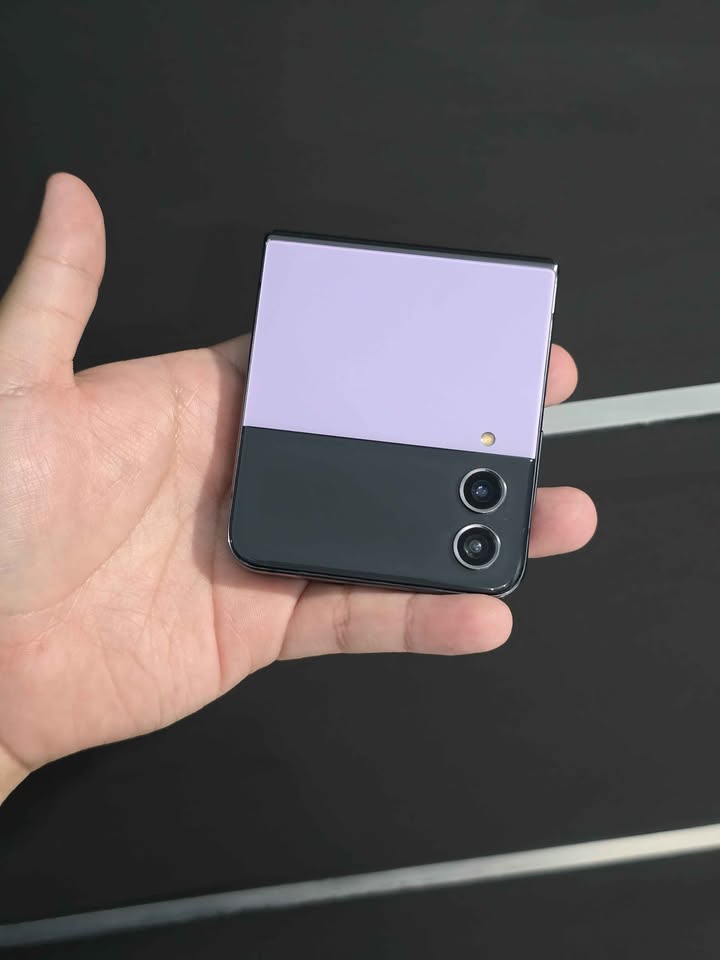 Samsung Zflip4 Libre de fabrica para cualquier empresa solo esim 256gb de almacenamiento 8gb de ram