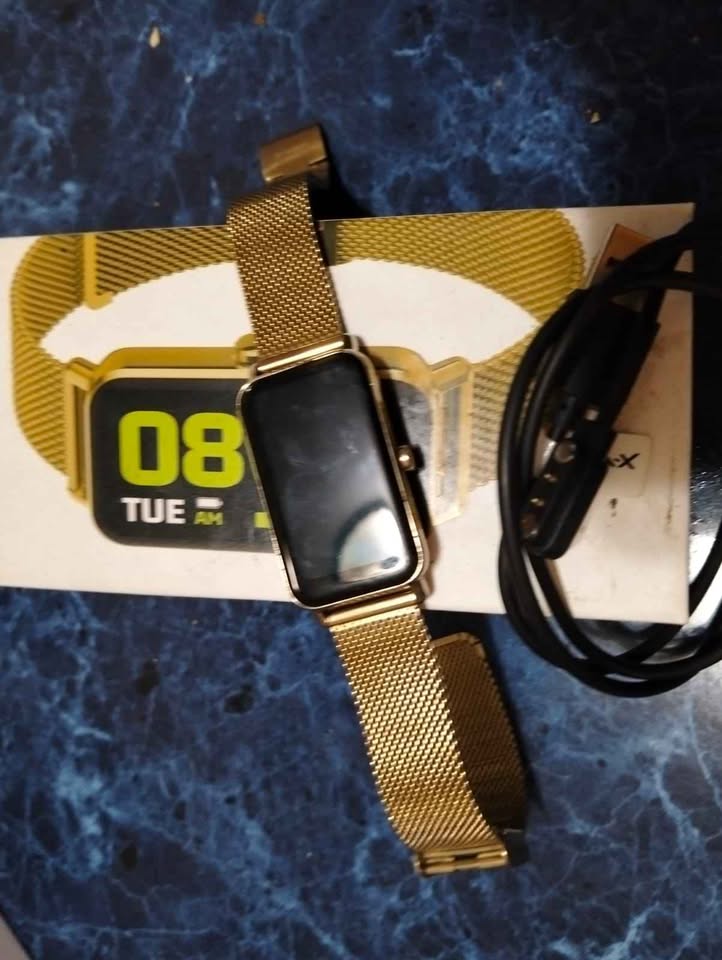 Oppo A60 una nave espacial más relog digital