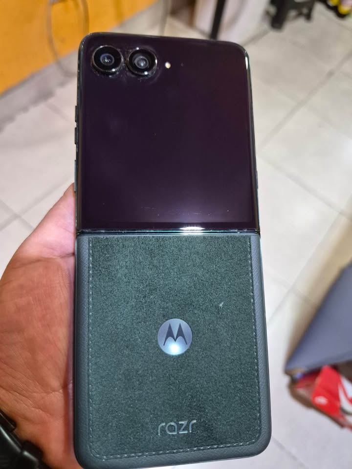 Moto razr 50 ultra 1 TB / con detalle Libre ✅
