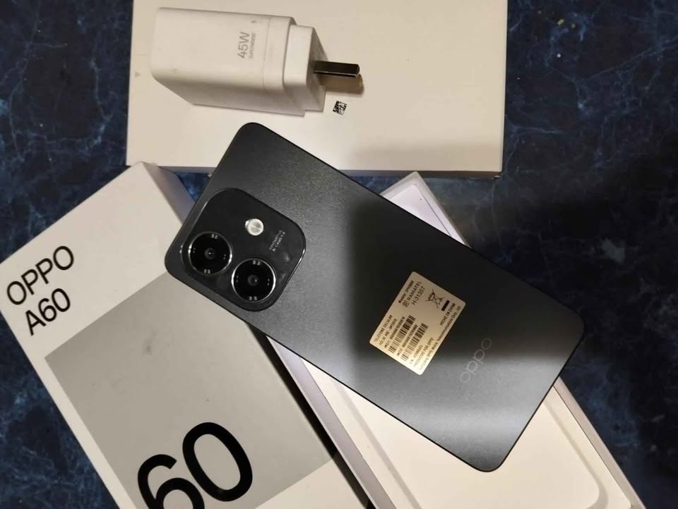 Oppo A60 una nave espacial más relog digital