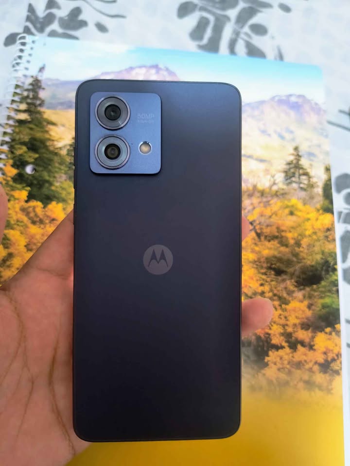 moto G84 libre esim (chip virtual ) 256/8 ram