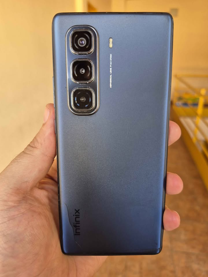Infinix Hot 50 Pro Plus 256Gb/8 De Ram Con Detalle en La Tapa,Poco Notorio !!