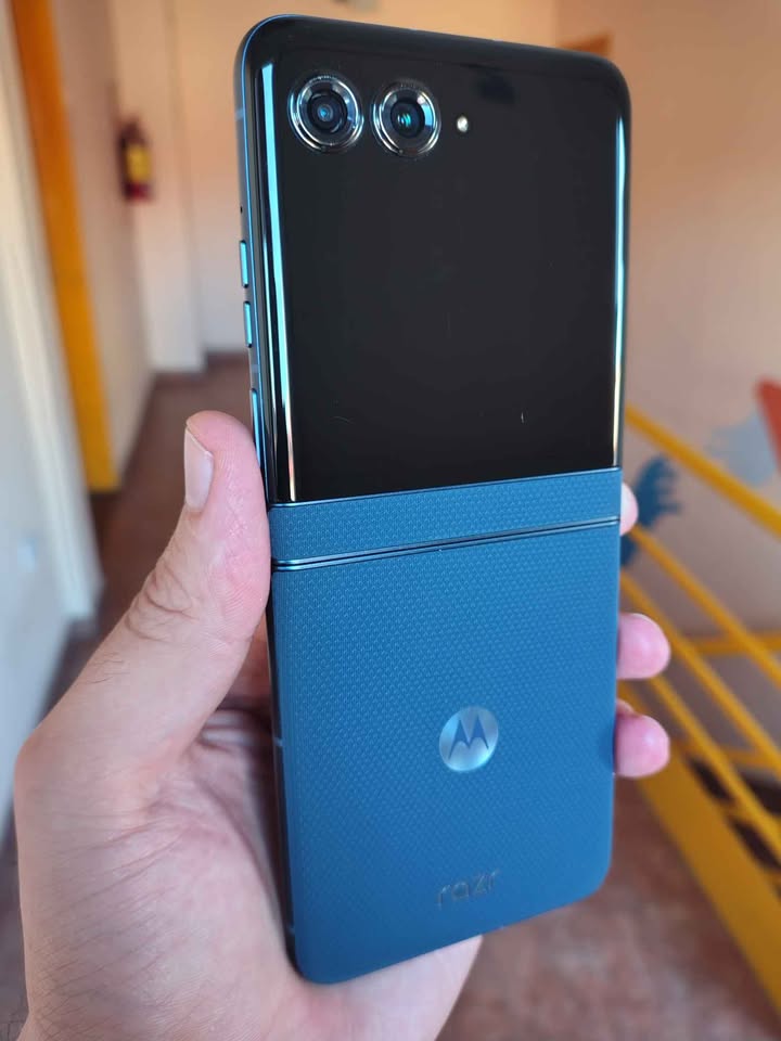 Motorla Razr 60 a Esim 512Gb y 12 De Ram Impecable Estado Como Nuevo !!