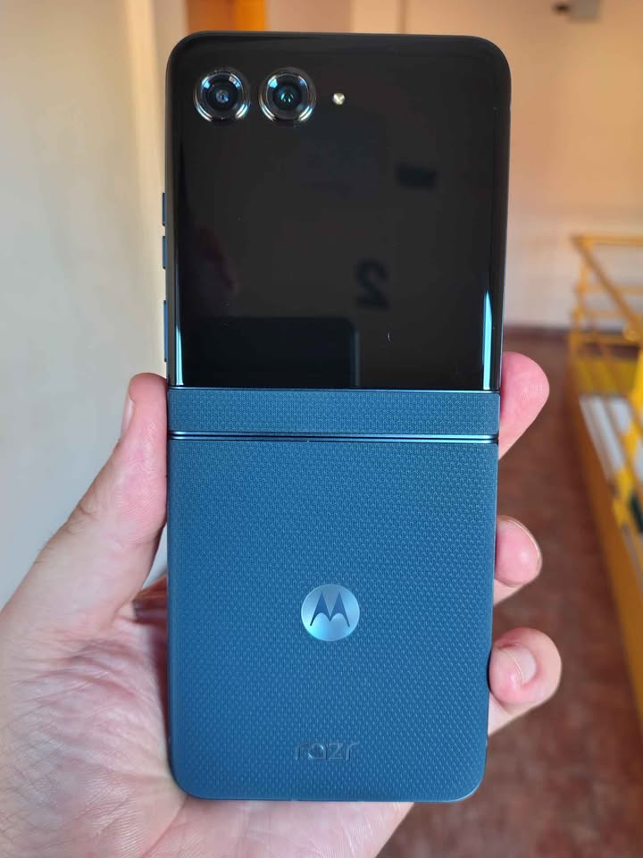 Motorla Razr 60 a Esim 512Gb y 12 De Ram Impecable Estado Como Nuevo !!