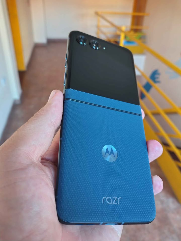 Motorla Razr 60 a Esim 512Gb y 12 De Ram Impecable Estado Como Nuevo !!