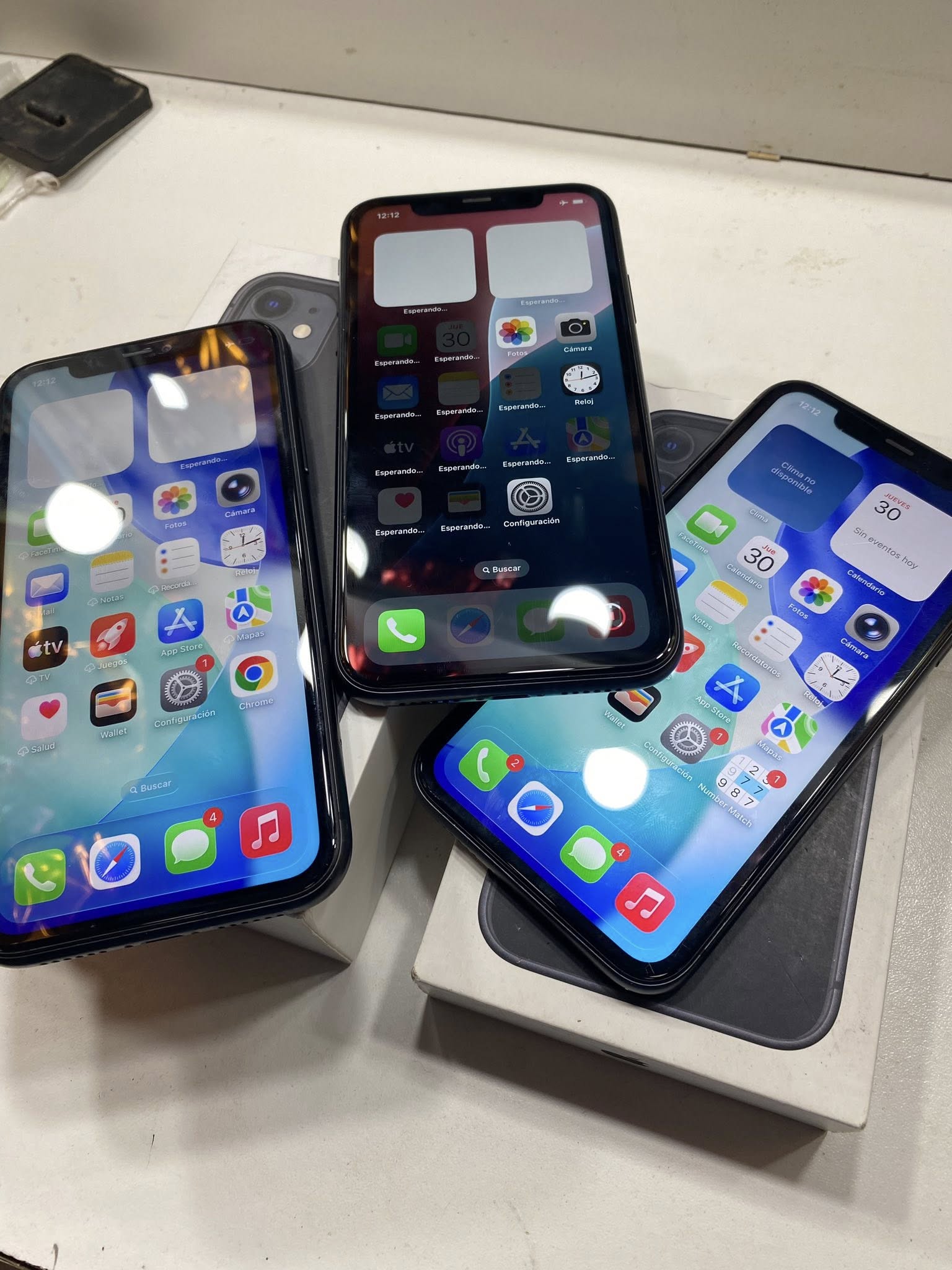 Vendo iPhone soy de zona oeste punto de encuentro a coordinar, sin vuelteros
