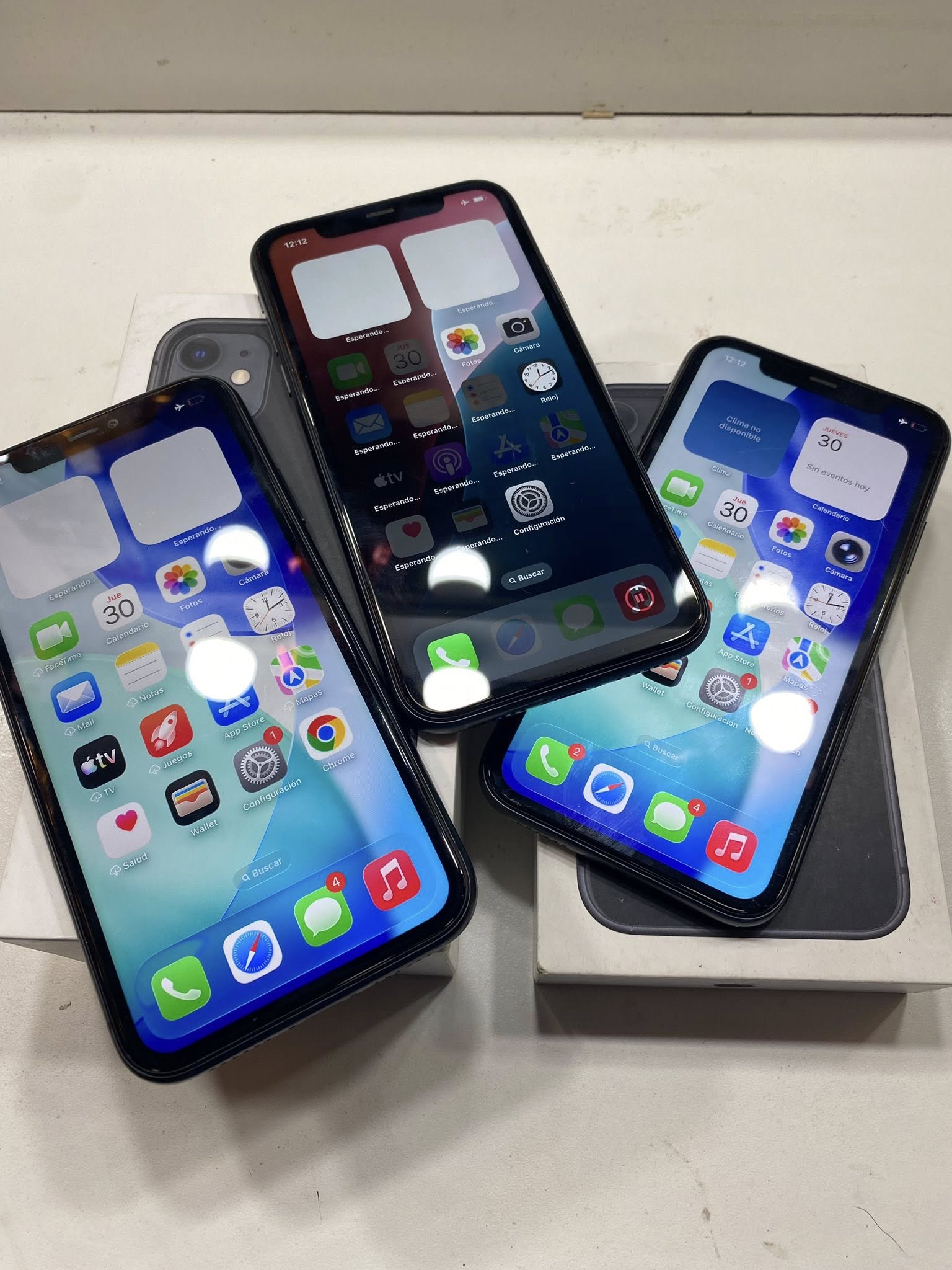 Vendo iPhone soy de zona oeste punto de encuentro a coordinar, sin vuelteros