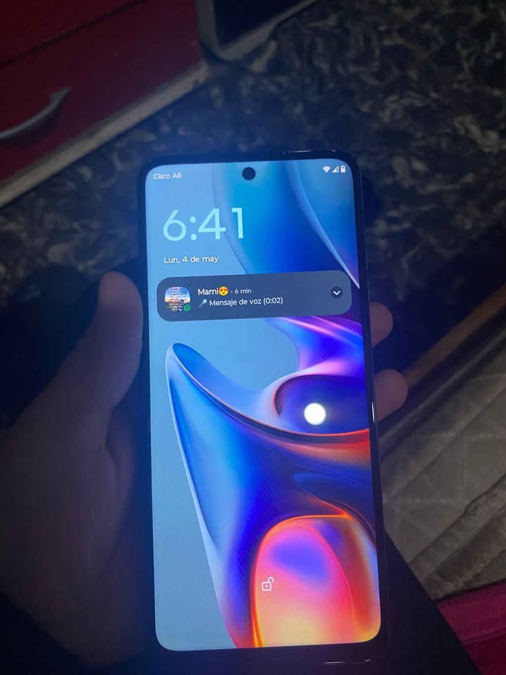 Vendo a permuto por Samsung Motorola e15 tiene una pequeña trizadura pero no le afecta en nada