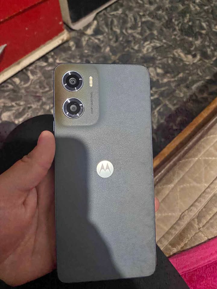 Vendo a permuto por Samsung Motorola e15 tiene una pequeña trizadura pero no le afecta en nada