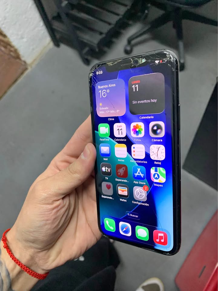 Vendo iphone 11 pro (230mil) (sin face id) la camara delantera un poquito borrosa (72% y 64GB)