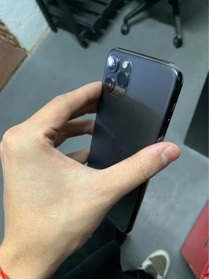 Vendo iphone 11 pro (230mil) (sin face id) la camara delantera un poquito borrosa (72% y 64GB)