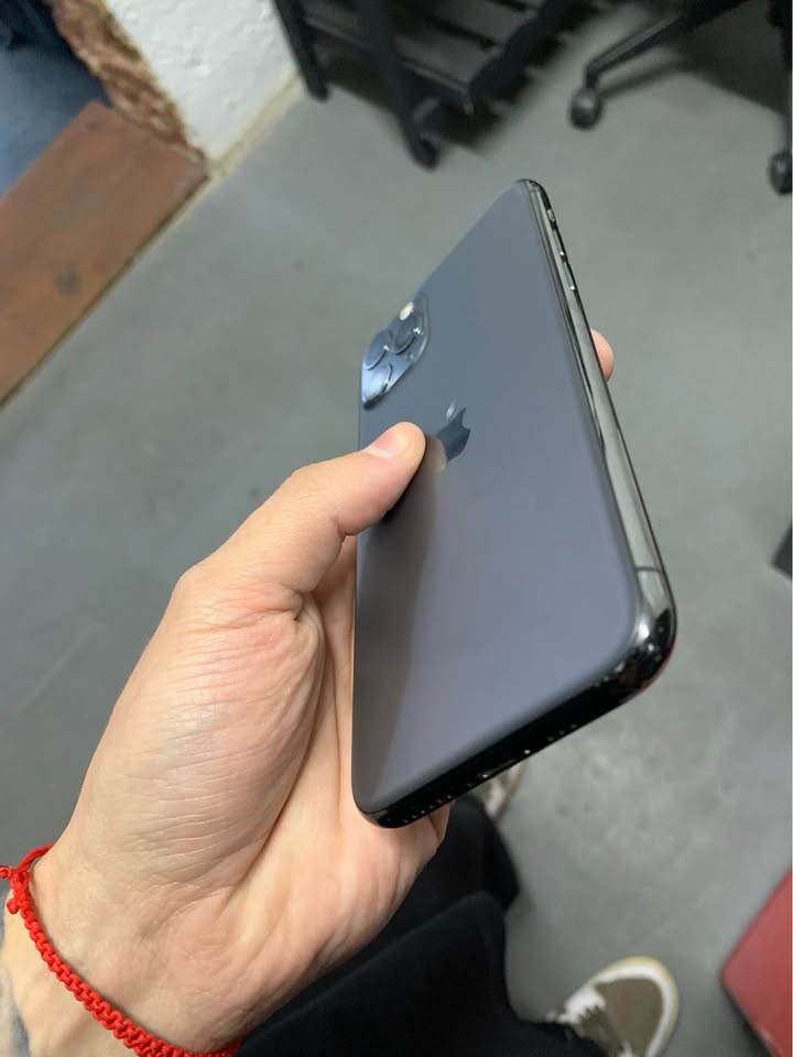 Vendo iphone 11 pro (230mil) (sin face id) la camara delantera un poquito borrosa (72% y 64GB)