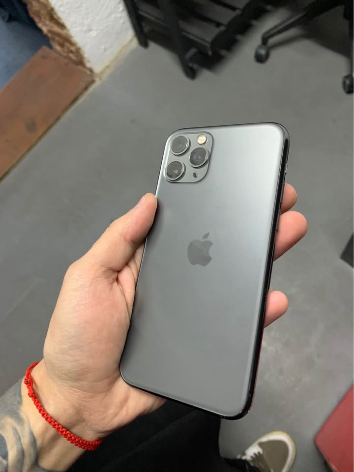 Vendo iphone 11 pro (230mil) (sin face id) la camara delantera un poquito borrosa (72% y 64GB)