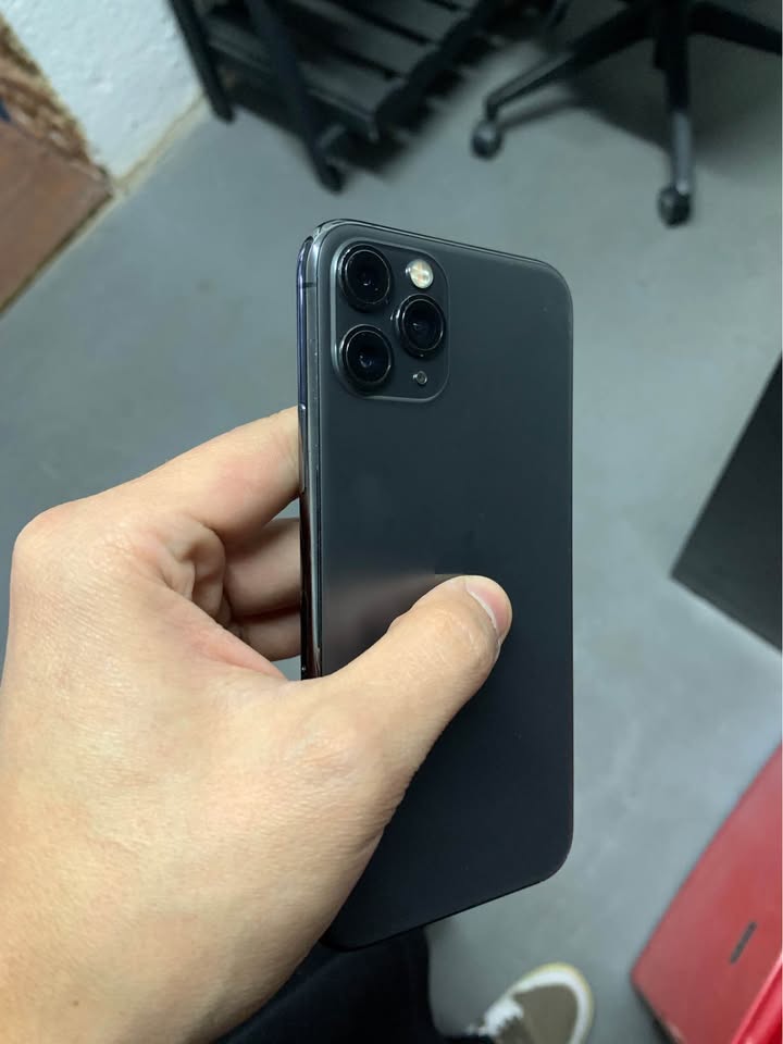 Vendo iphone 11 pro (230mil) (sin face id) la camara delantera un poquito borrosa (72% y 64GB)