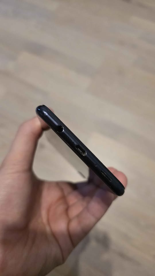 SAMSUNG GALAXY A7 2018 LIBRE 64GB 4GB RAM ASTILLADO