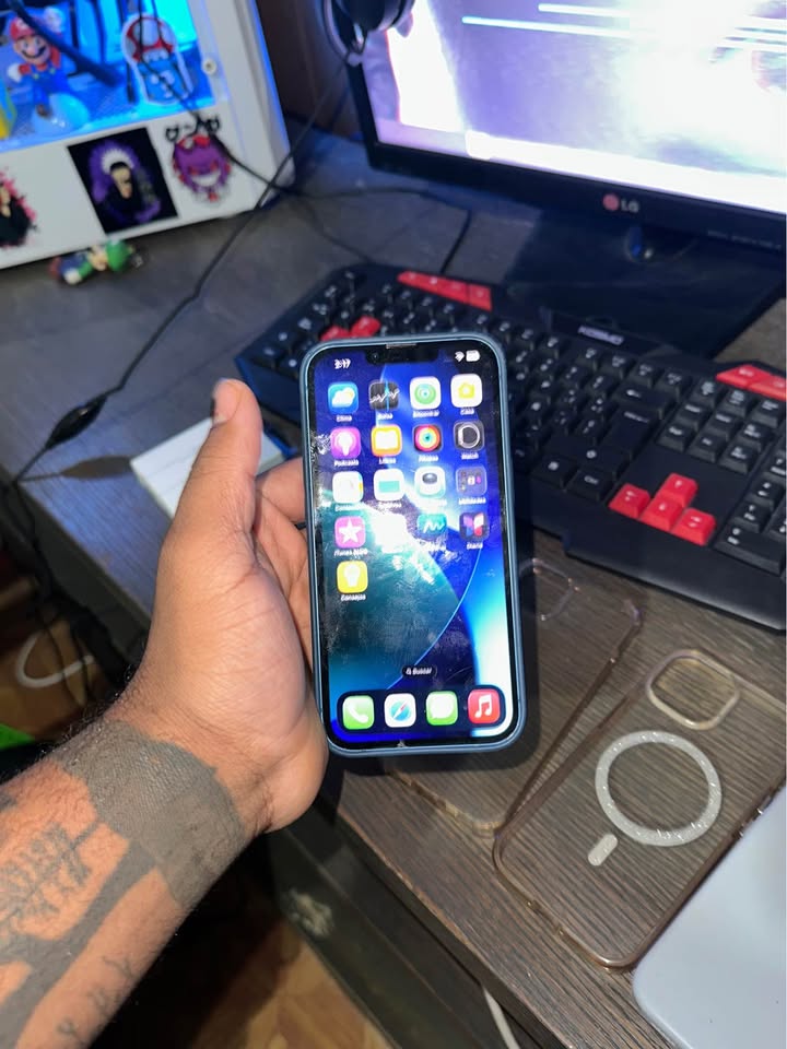 iPhone 13 de 128 Gg y 79 de batería de talles en la pantalla