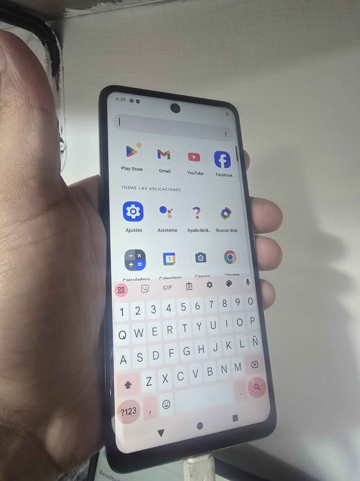 Motorola g04s 📱 64 GB 👌 Se retira por paternal 😊 Detalle tiene porta sin de otro color